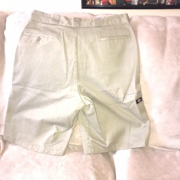 Tan Dickies shorts loose fit 36 waist 💕 - Picture 5 of 8